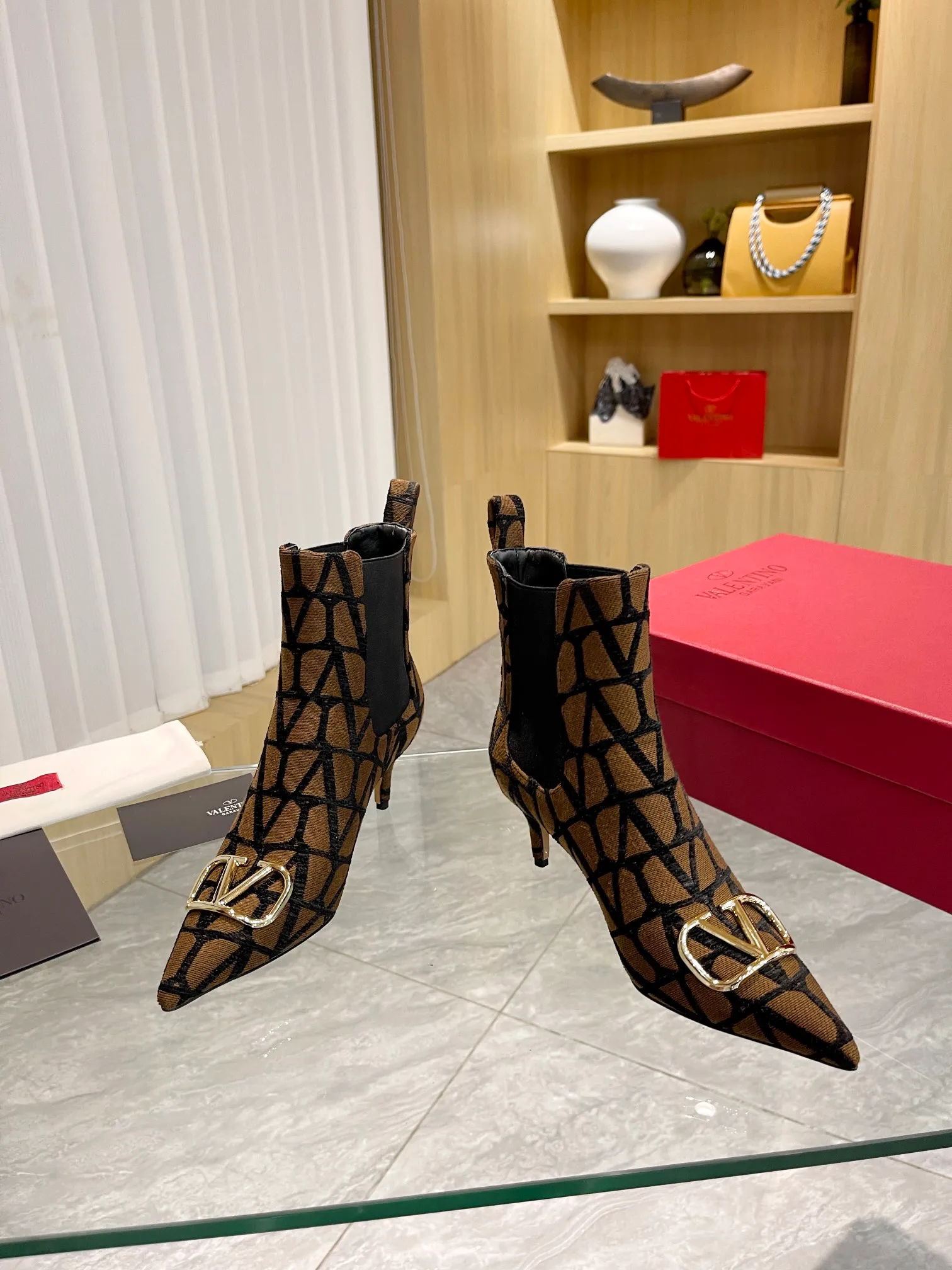 👟👟Ex-factory price 560👟👟 Genuine leather sole +40 [Valentino] Valentino ~ Unique [V logo fabric print pattern] with light gold metal [V buckle] fashion women's boots: Made with original craftsmanship, comfortable and versatile, showing long legs! Absolutely classy! Fabric: High-grade fabric printed cloth➕Imported sheepskin lining⚡Boot shaft. [Light Gold V Buckle] Decorative accessory! Outsole: 2 types: non-slip and wear-resistant rubber outsole and Italian leather sole. Size: 35−41 (customized sizes 34-42). Rubber sole, leather sole +40